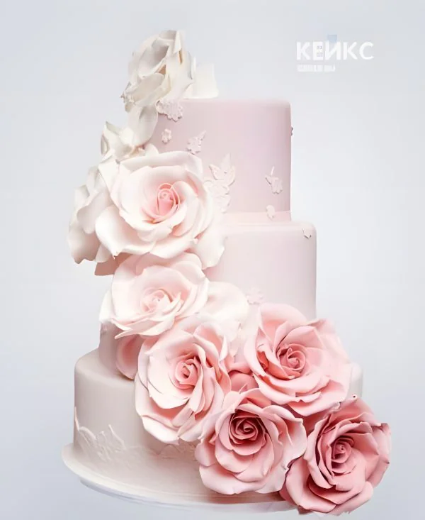 Свадебный торт с каскадом из роз Свадебный торт с каскадом из роз Фото