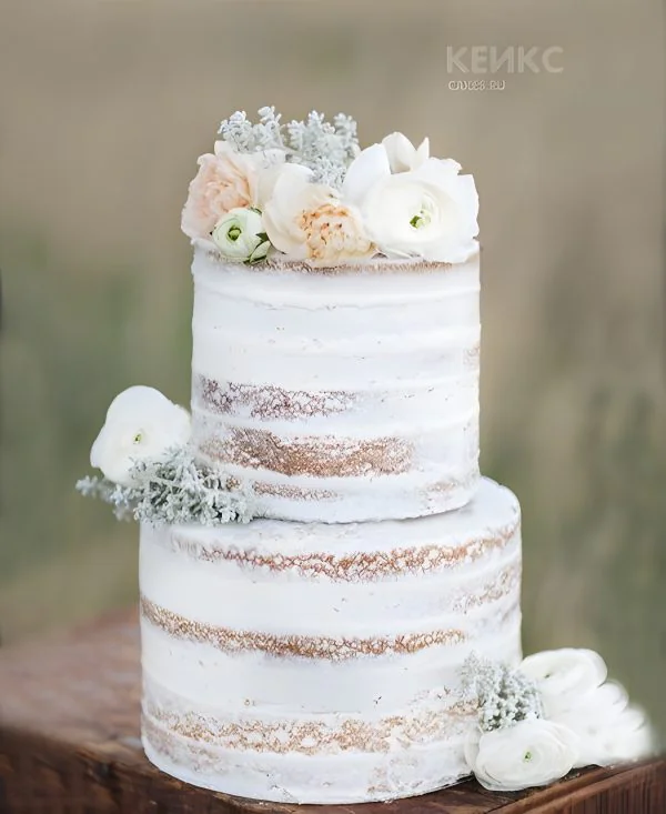 Открытый свадебный торт с белыми розами и пионами Открытый свадебный торт с белыми розами и пионами Фото