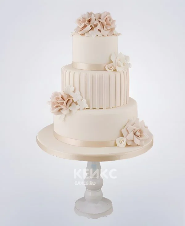 Свадебный торт бело-розового цвета с розами Свадебный торт бело-розового цвета с розами Фото