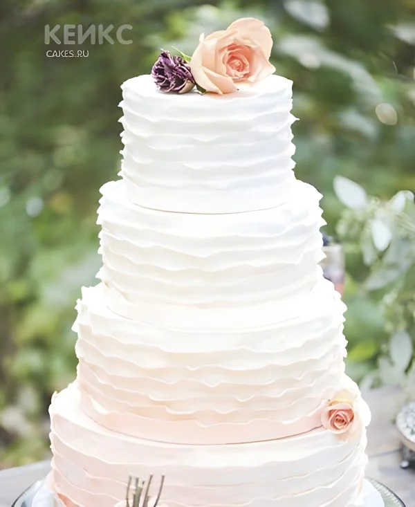 Свадебный торт из крема персикового цвета Свадебный торт из крема персикового цвета Фото