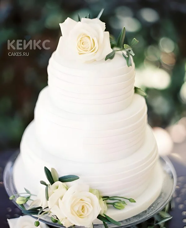 Трехъярусный свадебный торт с белыми розами Трехъярусный свадебный торт с белыми розами Фото