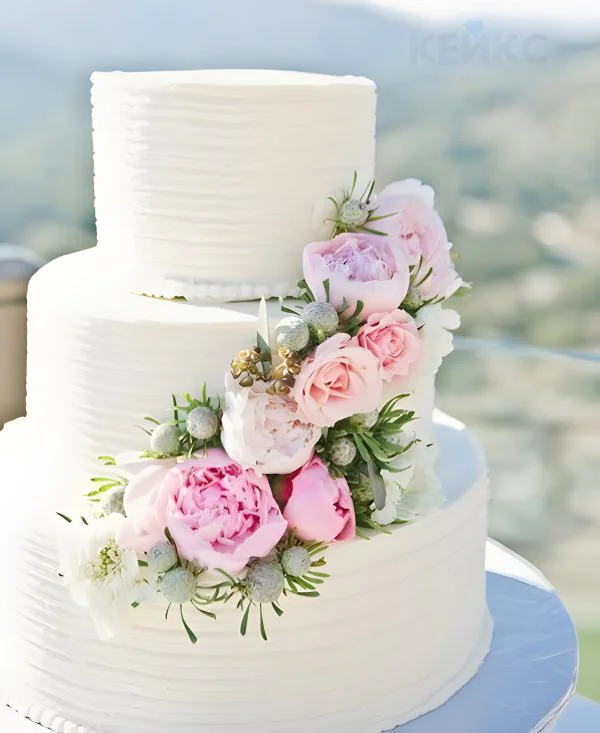Свадебный торт белого цвета с розами Свадебный торт белого цвета с розами Фото