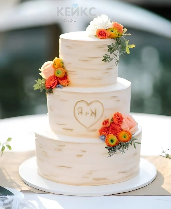 Свадебный торт с сердцем и розами Свадебный торт с сердцем и розами Фото