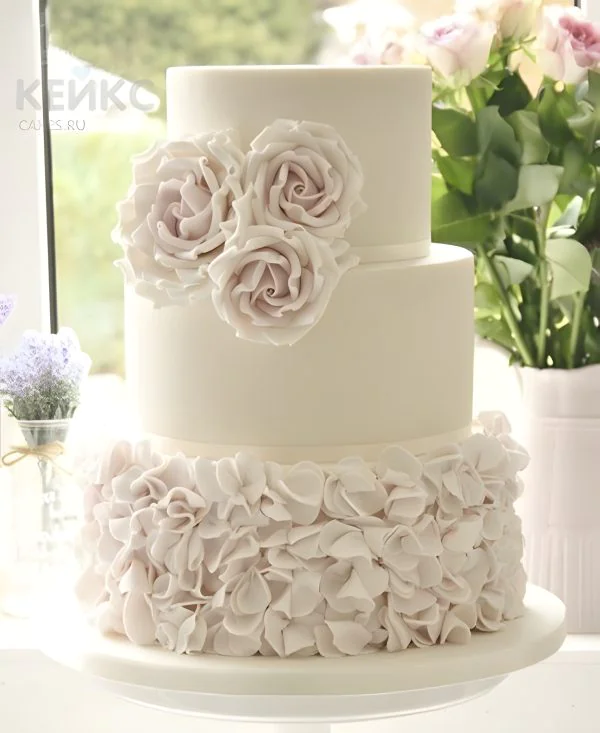 Белый свадебный торт с кремовыми розами Белый свадебный торт с кремовыми розами Фото