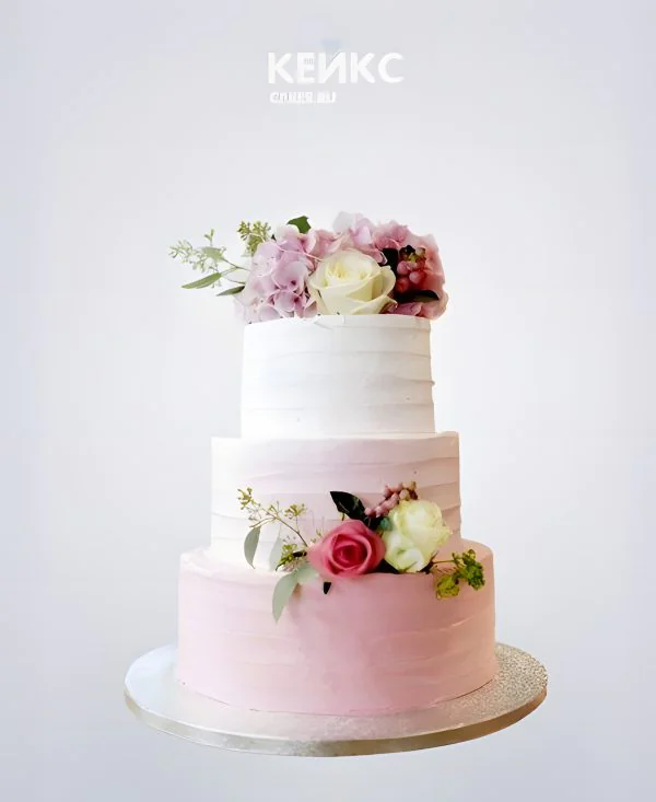 Свадебный торт с живыми розами Свадебный торт с живыми розами Фото