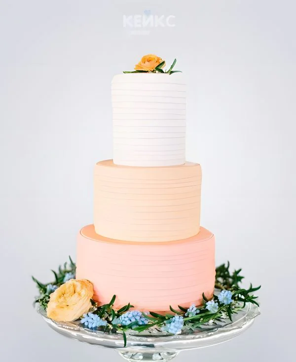 Розово-белый свадебный торт с розами Розово-белый свадебный торт с розами Фото