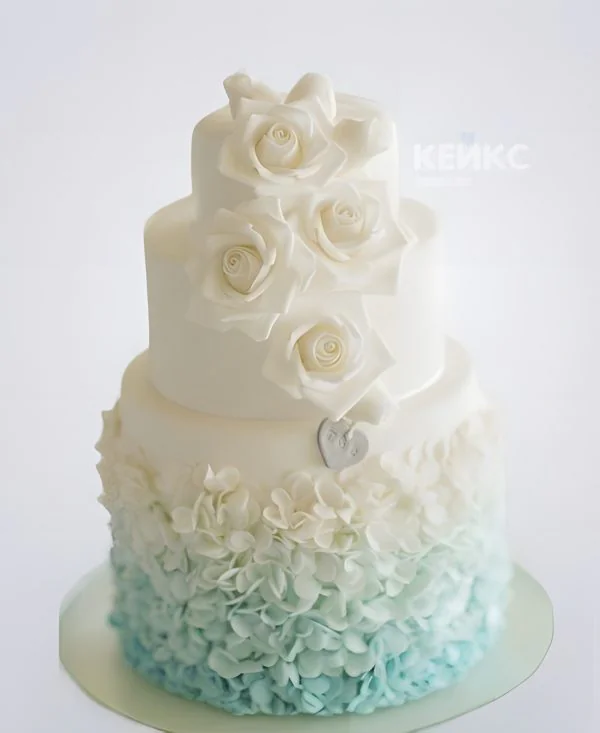 Свадебный торт украшенный кремовыми розами Свадебный торт украшенный кремовыми розами Фото