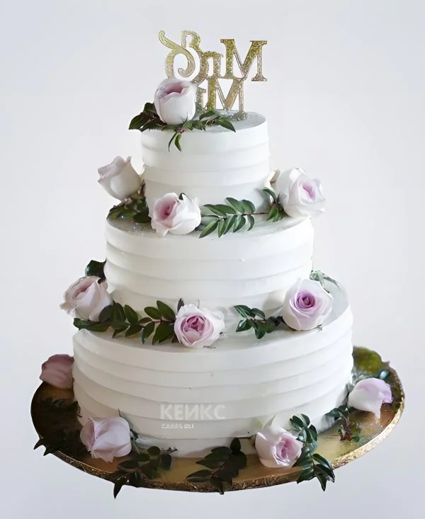 Свадебный торт с нежными розами и надписью Свадебный торт с нежными розами и надписью Фото
