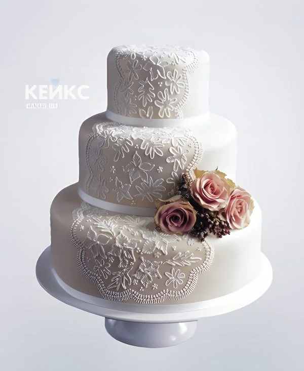Свадебный торт с розами и кружевами Свадебный торт с розами и кружевами Фото