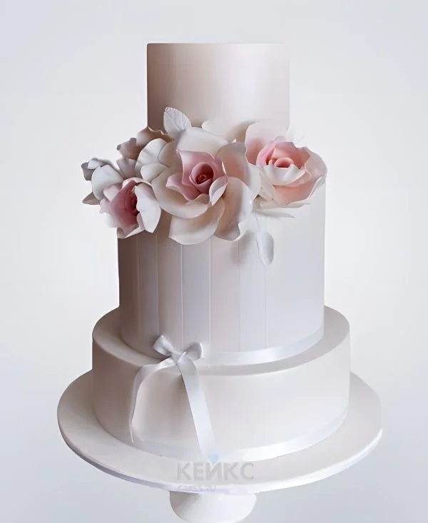 Свадебный торт с нежными розами и бантиком Свадебный торт с нежными розами и бантиком Фото