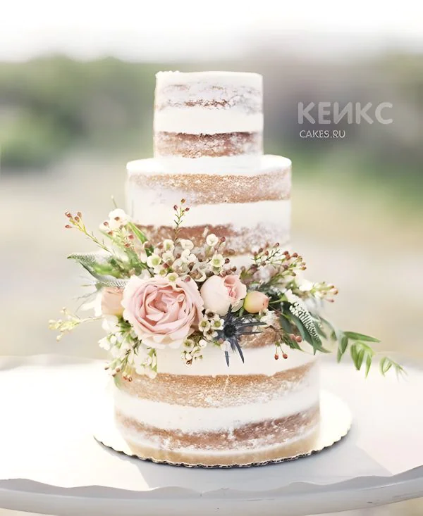 Свадебный торт с композицией из живых цветов Свадебный торт с композицией из живых цветов Фото