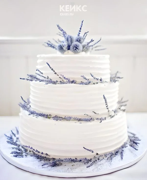 Трехъярусный свадебный торт с синими живыми цветами Фото