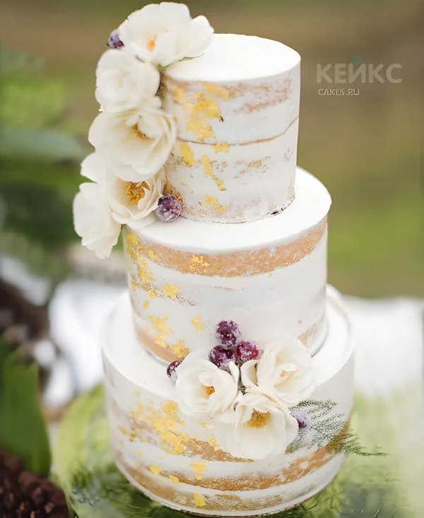 Свадебный торт в стиле рустик с белыми живыми цветами Свадебный торт в стиле рустик с белыми живыми цветами Фото
