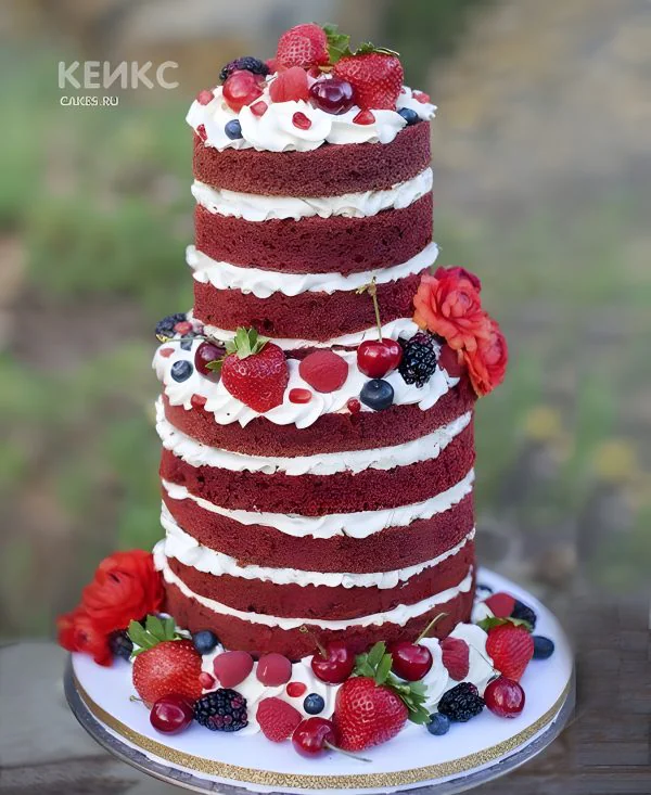 Свадебный торт с живыми цветами с ягодами Свадебный торт с живыми цветами с ягодами Фото