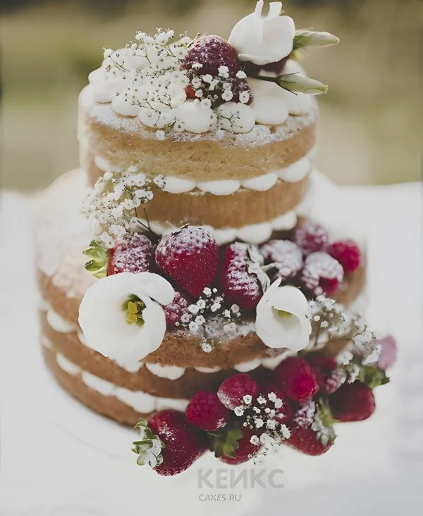 Свадебный торт с живыми цветами и свежими ягодами Фото