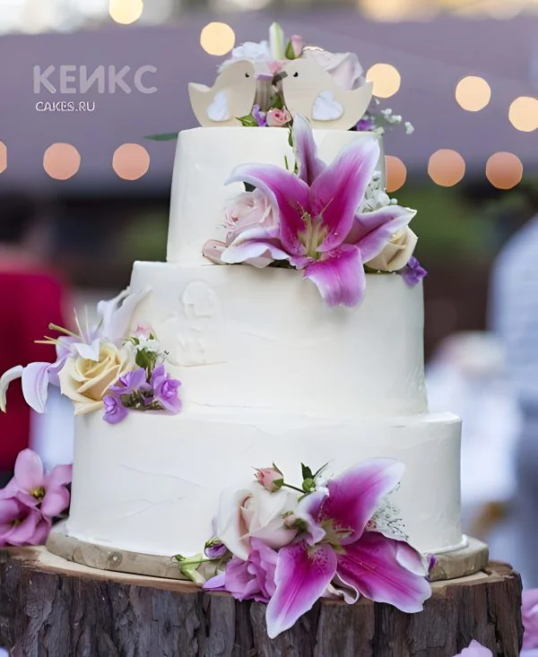 Свадебный торт с живыми цветами и птичками Свадебный торт с живыми цветами и птичками Фото