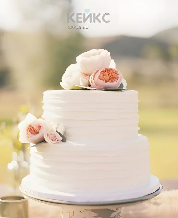 Двухъярусный торт на свадьбу с живыми розовыми цветами Фото