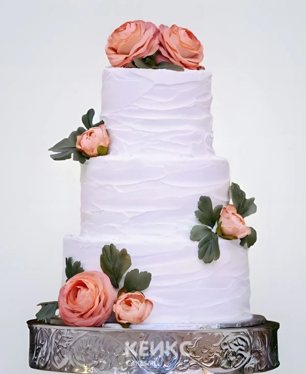 Торт трехъярусный фактурный с ранункулюсом Торт трехъярусный фактурный с ранункулюсом Фото