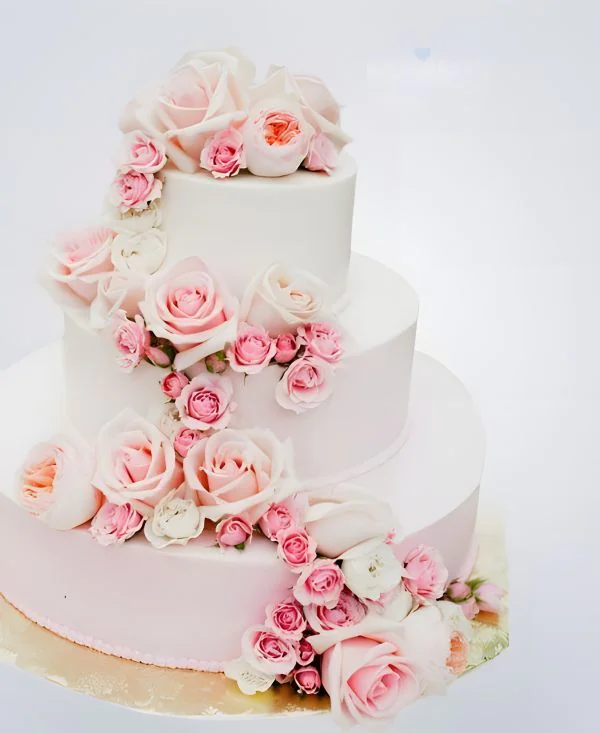 Свадебный торт с живыми цветами большие и маленькие розы Фото