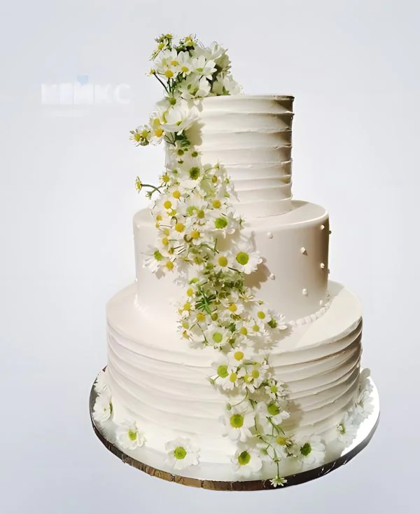 Белый свадебный торт с белыми живыми цветами Фото