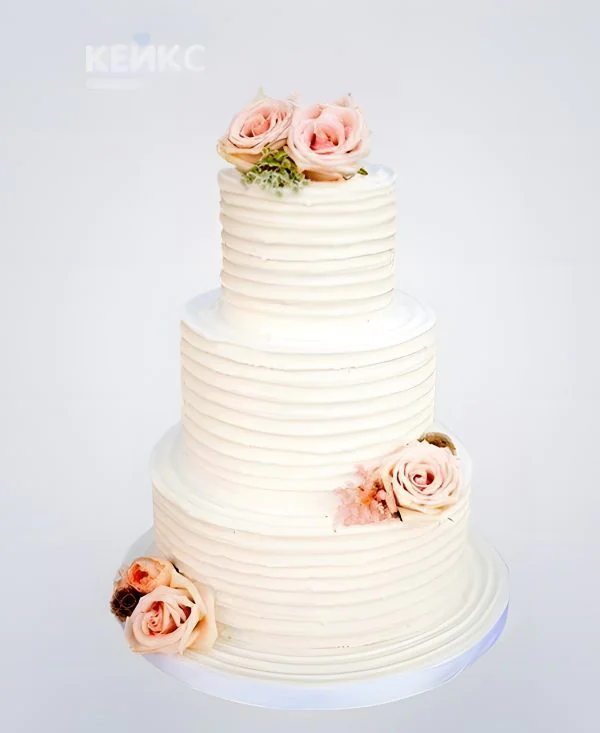 Белый свадебный торт с розовыми живыми цветами Белый свадебный торт с розовыми живыми цветами Фото