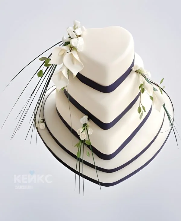 Красивый свадебный торт в виде сердец с каллами Красивый свадебный торт в виде сердец с каллами Фото