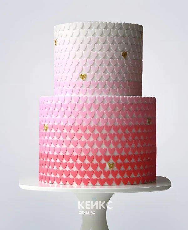 Свадебный торт с сердцами на фасаде Свадебный торт с сердцами на фасаде Фото