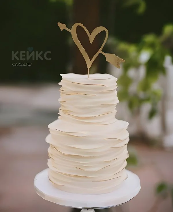 Свадебный торт сердце со стрелой Свадебный торт сердце со стрелой Фото