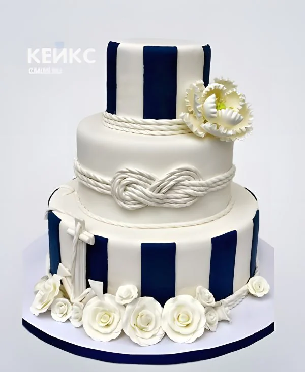 Бело-синий свадебный торт с цветами и узлом Фото