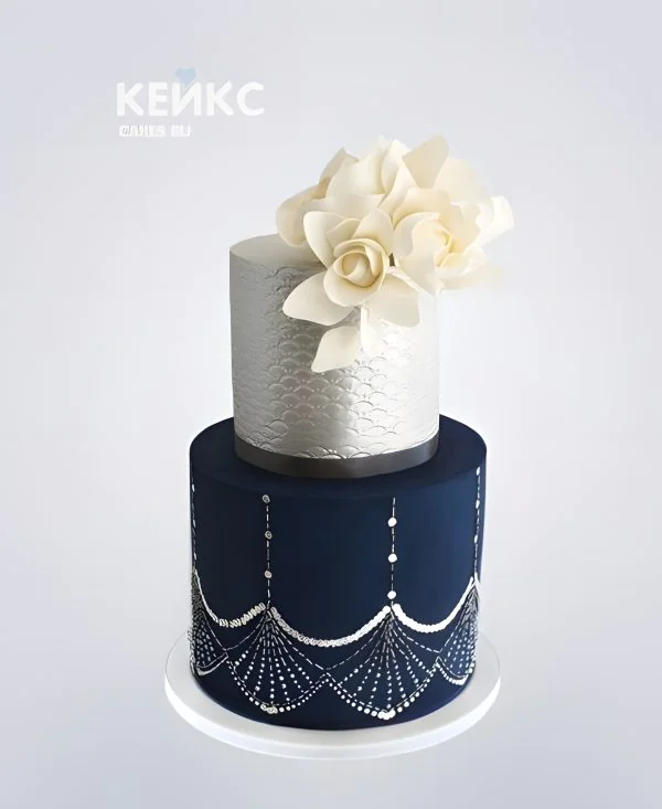 Свадебный торт бело-синего цвета с белыми цветами Фото