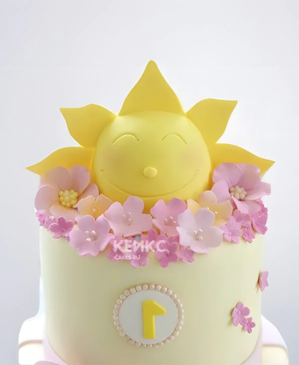 Нежный желтый торт с солнышком и цветами Нежный желтый торт с солнышком и цветами Фото