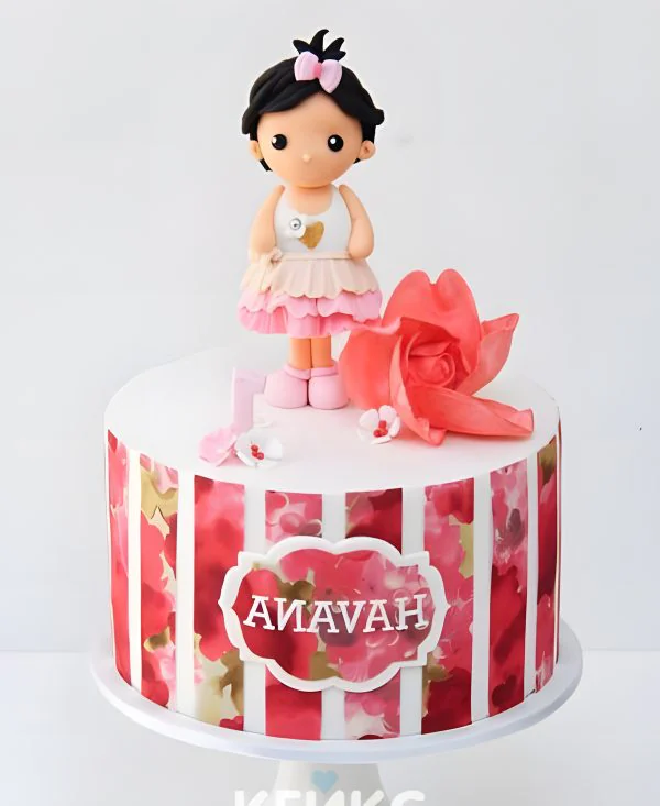 Торт красно-белый с надписью и куклой Торт красно-белый с надписью и куклой Фото