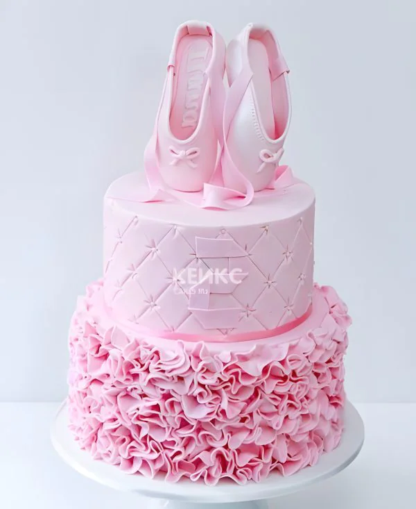 Торт в розовом цвете с пуантами и лентами Торт в розовом цвете с пуантами и лентами Фото