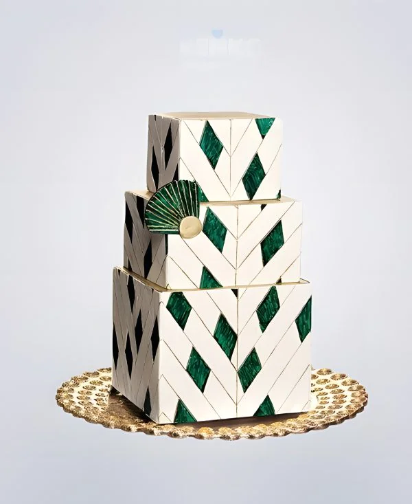 Бело-зеленый торт на корпоратив Фото