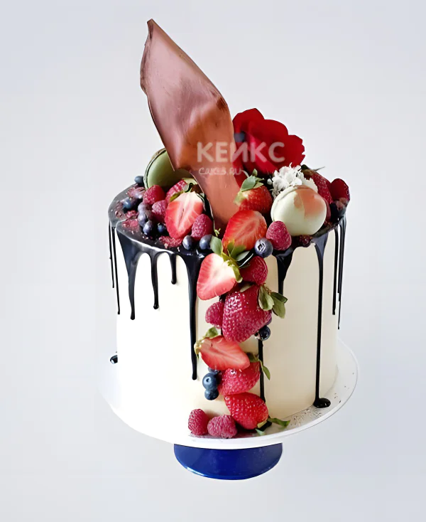 Торт с разными ягодами на день рождения Торт с разными ягодами на день рождения Фото