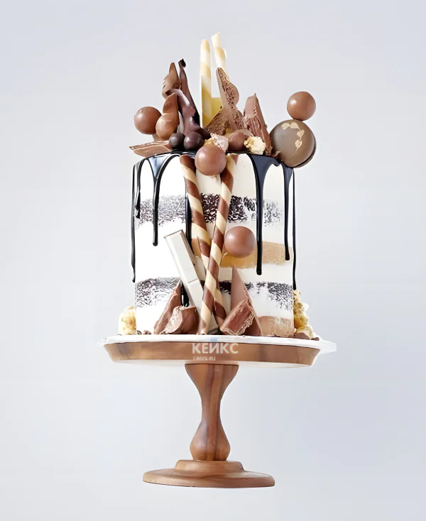 Открытый торт для мужчины с шоколадными лакомствами Открытый торт для мужчины с шоколадными лакомствами Фото