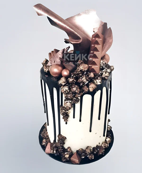 Торт для мужчины с шоколадными лакомствами на подтеках Торт для мужчины с шоколадными лакомствами на подтеках Фото