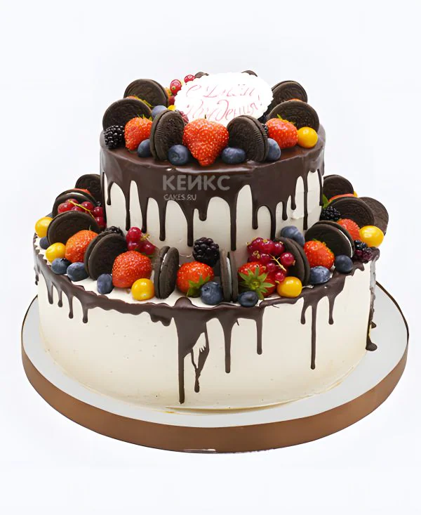 Небольшой торт в стиле рустик со свежими ягодами клубники Небольшой торт в стиле рустик со свежими ягодами клубники Фото