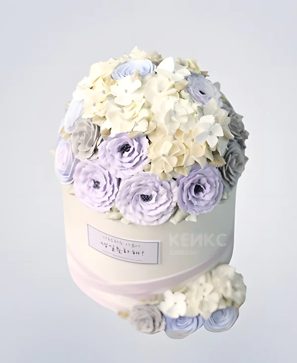 Торт в виде шляпной коробки с фиолетовыми цветами Торт в виде шляпной коробки с фиолетовыми цветами Фото