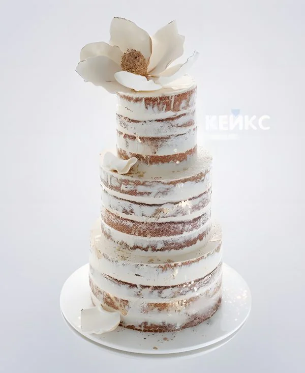 Свадебный торт голый  с большим цветком Фото
