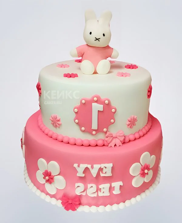 Торт с цветами и фигуркой зайки Фото