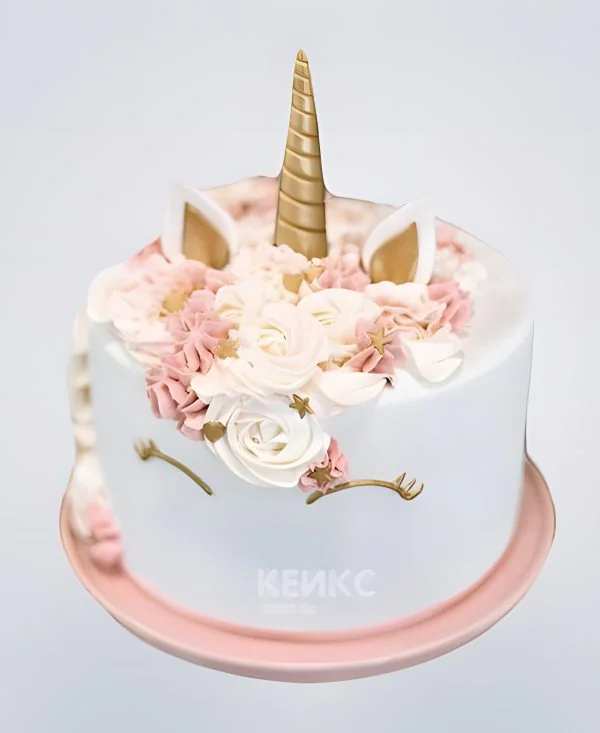 Розовый торт с золотистым единорогом Розовый торт с золотистым единорогом Фото