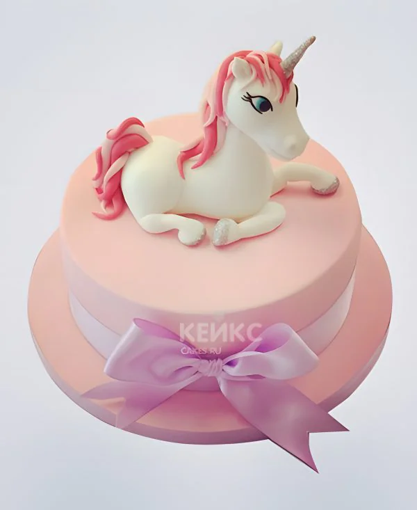 Розовый торт с фигуркой единорога Розовый торт с фигуркой единорога Фото