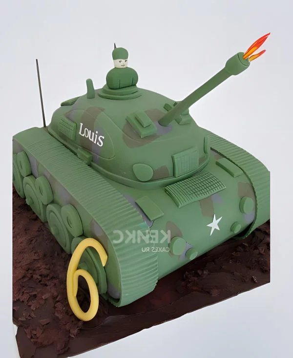 Торт в виде танка с танкистом Фото