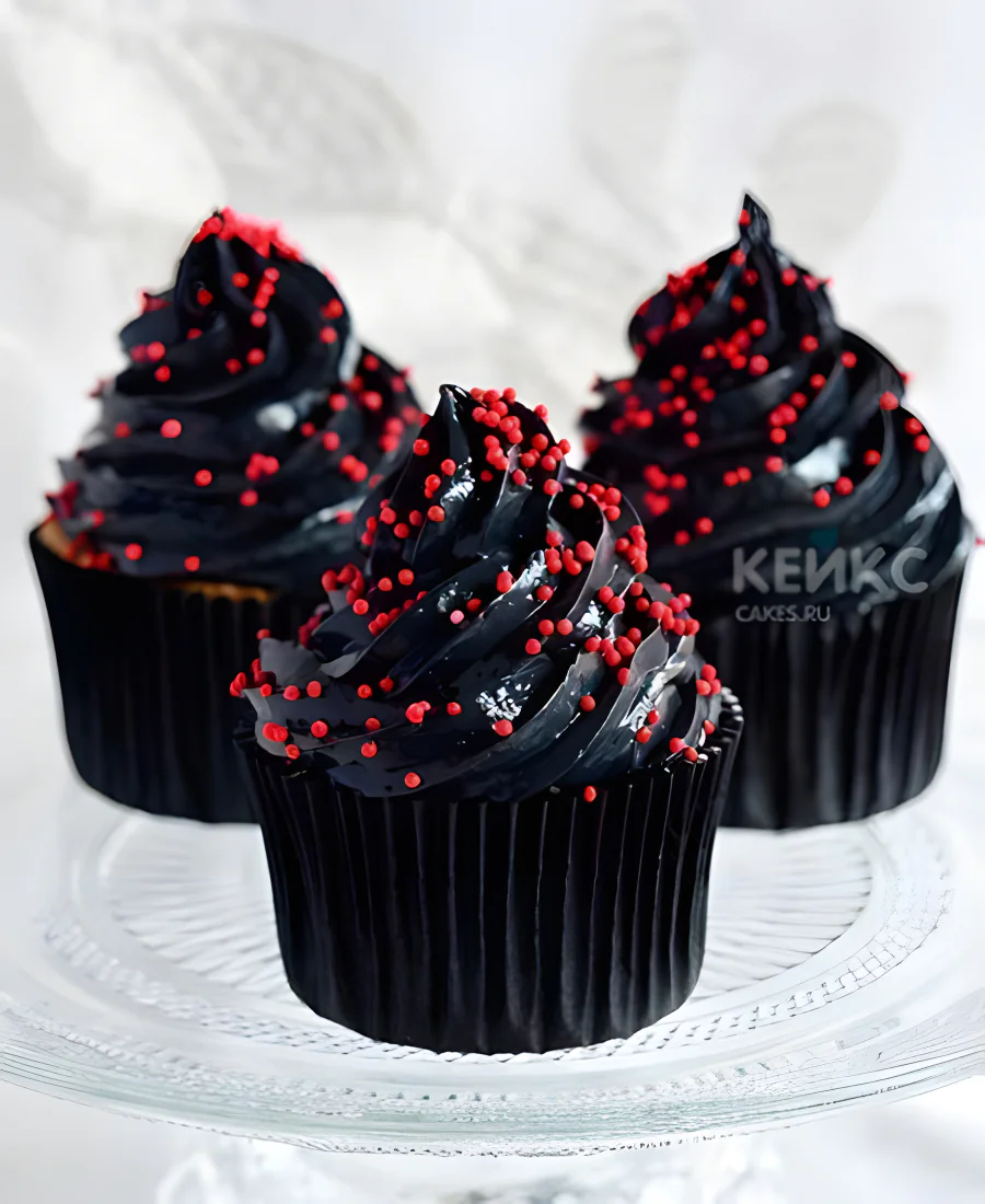 Черные капкейки с красными горошинами Черные капкейки с красными горошинами Фото