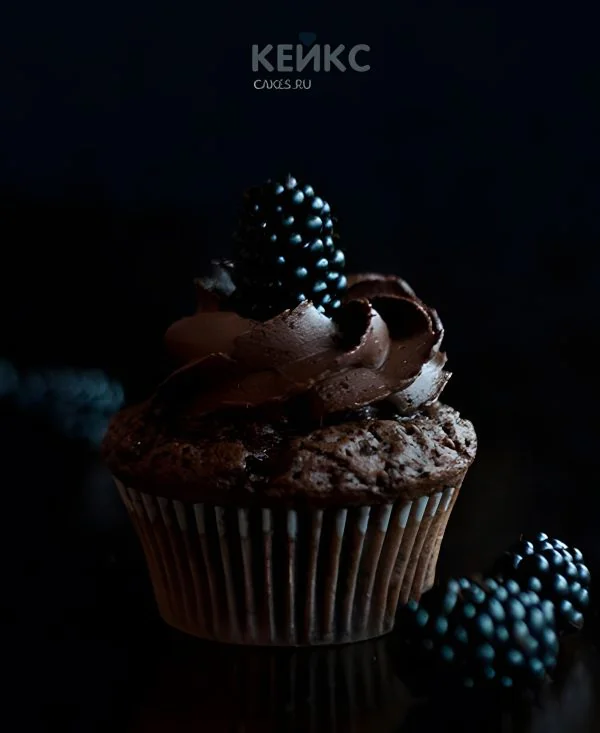 Черные капкейки с шелковицей Фото