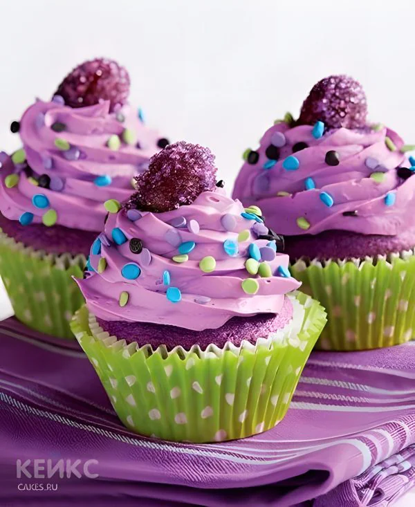 Фиолетовые капкейки с разноцветным драже Фото