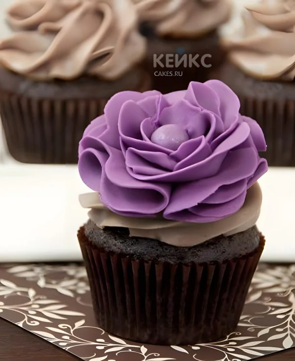 Капкейки с фиолетовыми цветами Фото