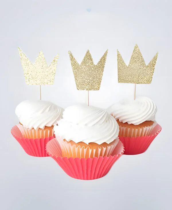 Вкусные капкейки с золотой короной Фото