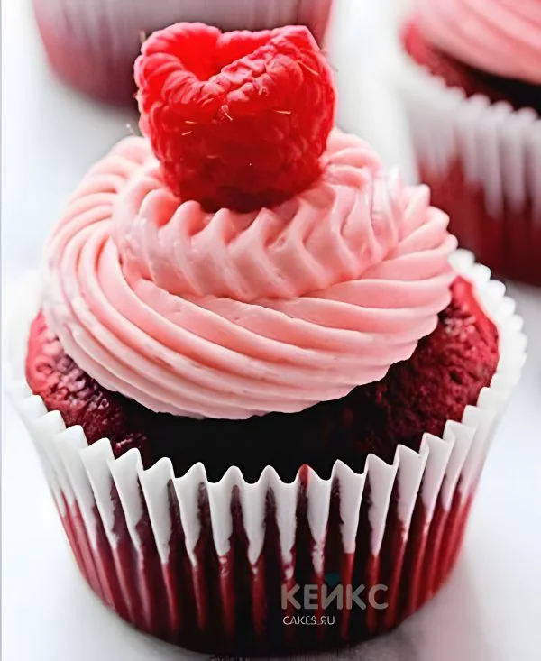 Красные капкейки с розовым кремом и малиной Красные капкейки с розовым кремом и малиной Фото